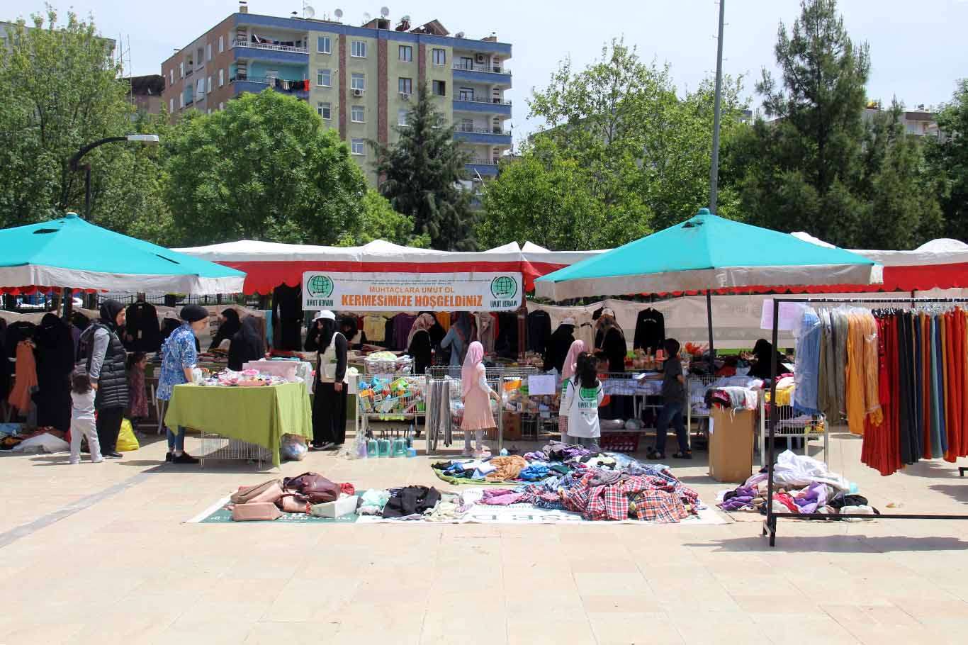 Yetim ve muhtaçlar yararına düzenlenen kermese yoğun ilgi Yetim ve muhtaçlar yararına düzenlenen kermese yoğun ilgi
